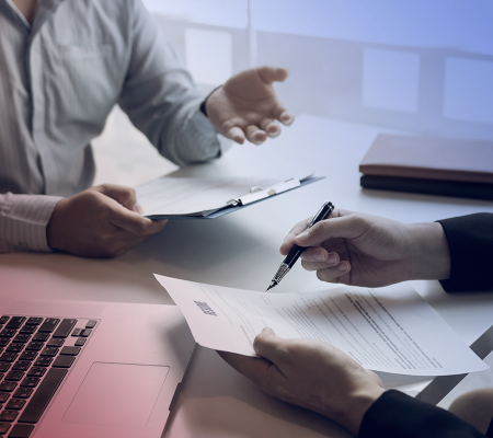 Beratungssituation mit Businesskleidung und Laptop