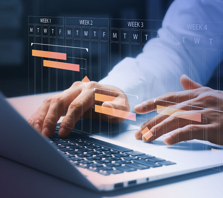 Eine Person tippt auf der Tastatur eines offenen Laptops. Über dem Laptop erscheinen Symbole, die Planung und Controlling darstellen. Ob Projektfortschritte oder Kundenkommunikation, alle relevanten Informationen werden umfangreich in der Softwarelösung protokolliert. 