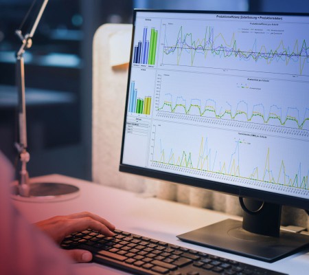 Auf dem Bildschirm eines Computers werden Diagramme dargestellt.  mit vordefinierten Auswertungen und Kennzahlen ist die Simba ERP Software ein flexibles und intelligentes Analysewerkzeug zur effektiven betriebswirtschaftlichen Unternehmensführung..