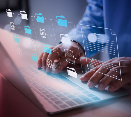 Das Bild zeigt einen geöffneten Laptop und eine Person, die auf dessen Tastatur tippt. Virtuell schweben über der Tastatur Symbole, die Ordnerstrukturen darstellen. Der multifunktionale Simba Office Manager ermöglicht die transparente, sichere und digitale Verwaltung sämtlicher Dokumente, Fristen und Wiedervorlagen sowie Posteingang und -ausgang. 