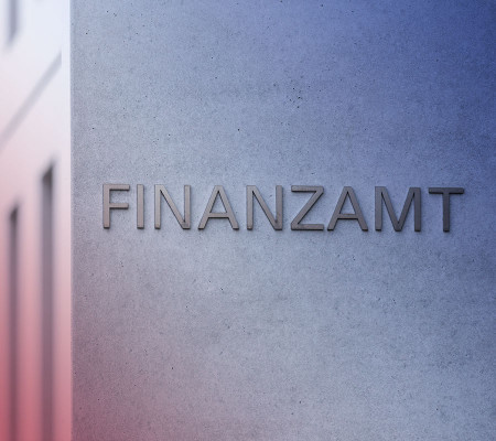 Eine graue Wand mit Schriftzug "Finanzamt". Die Simba Buchhaltungssoftware ist GOBD-konform, geprüft und getestet.