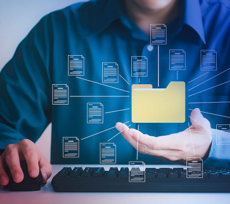 Das Bild zeigt den Anschnitt einer Person vor einem Computer. Die Person bedient die Computermaus. Über der rechten Hand schwebt ein virtuelles Dokumentensymbol. Dies verdeutlicht die digitale Dokumentenverwaltung der Simba Buchhaltungssoftware. 