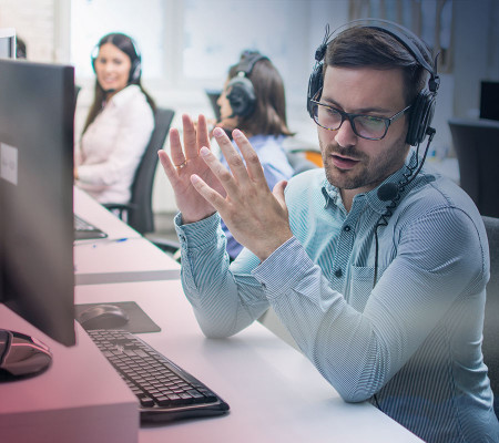 Vertriebsmitarbeiter führt telefonisches Verkaufsgespräch, Kundenmanagement als Modul der Simba ERP-Software
