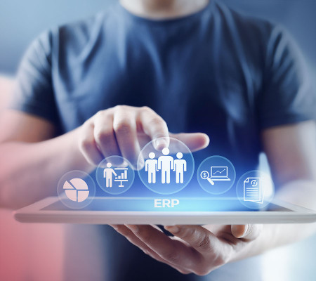 Eine Person hält ein Tablet in seiner Hand. Darüber schweben Symbole, die stellvertretend für die Simba ERP Software stehen.